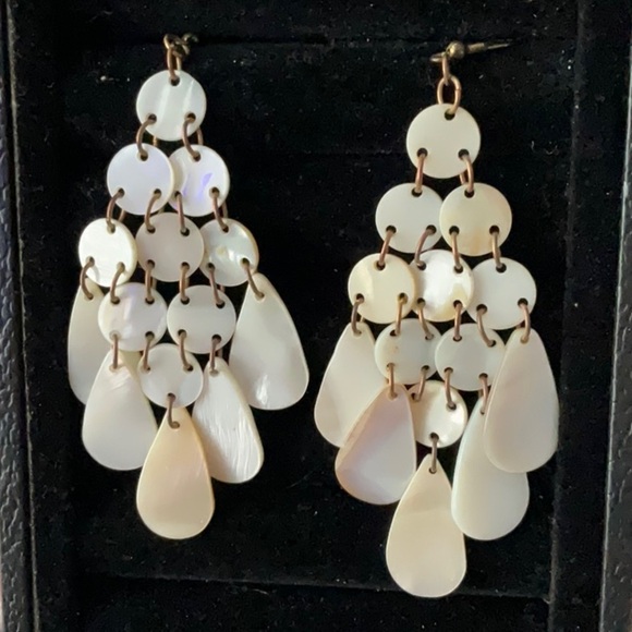 VINTAGE WHITE AND TAN SHELL GEOMETRIC DANGLE EARRINGS - Picture 1 of 3